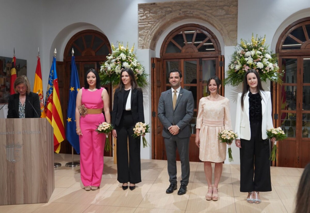 A la derecha, la Reina de las Fiestas de Paterna 2023, Laura Rodríguez, junto a su Corte de Honor y el Alcalde Juan Antonio Sagredo